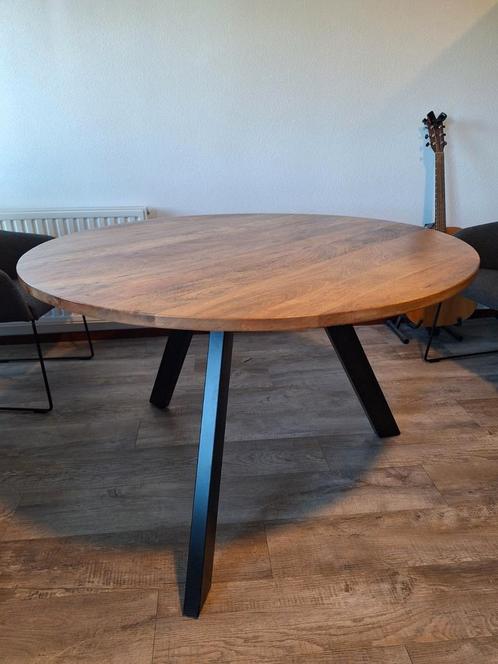 Ronde tafel mangohout 2 jaar oud, Huis en Inrichting, Tafels | Eettafels, Zo goed als nieuw, 100 tot 150 cm, 100 tot 150 cm, Rond