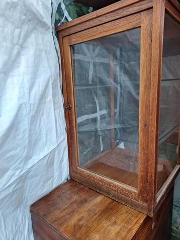 Vintage Vitrinekastje - 71cm hoog beschikbaar voor biedingen