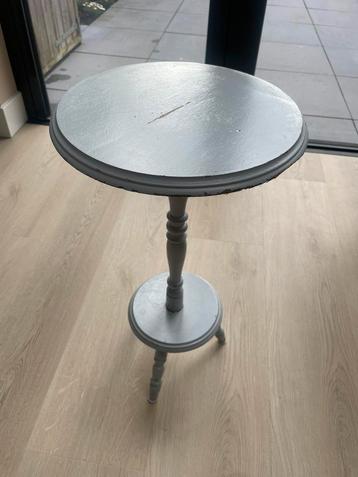 Tafeltje brocante beschikbaar voor biedingen