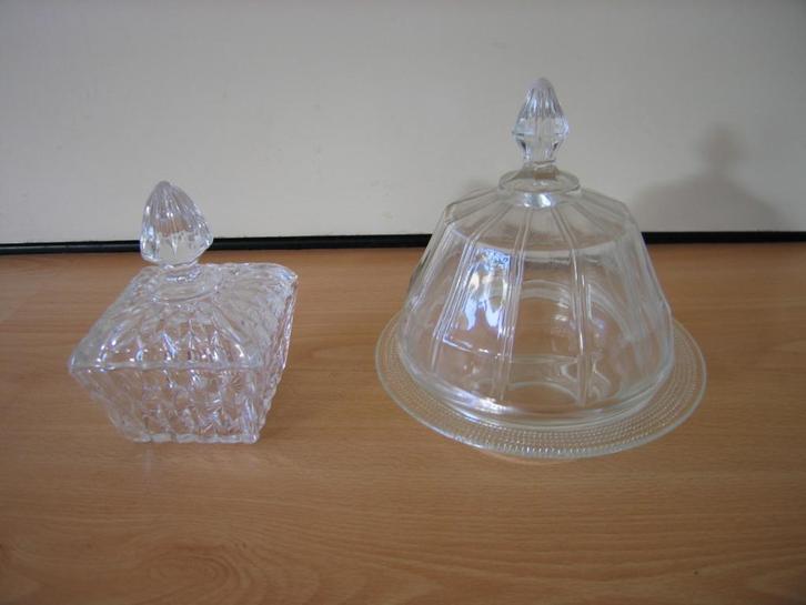 2 bonbonnières: 1 van kristal en 1 van glas, Antiek en Kunst, Antiek | Glas en Kristal, Ophalen of Verzenden