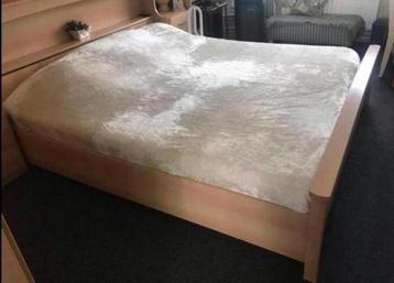 Gratis af te halen netten bed ombouw met stekkerdoos beschikbaar voor biedingen