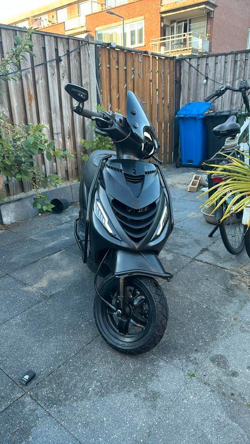 Piaggio zip 2017 50cc black on black full option, Fietsen en Brommers, Scooters | Piaggio, Zo goed als nieuw, Zip, Benzine, Ophalen