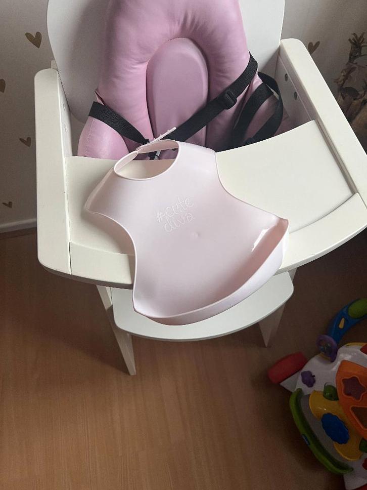 Witte houten kinderstoel, Kinderen en Baby's, Kinderstoelen, Zo goed als nieuw, Meegroeistoel, Gordel(s), Ophalen