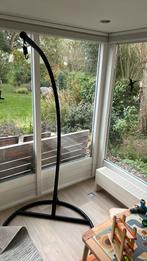 Zwarte Hangstoel met Standaard, Huis en Inrichting, Stoelen, Ophalen, Zo goed als nieuw, Zwart, Eén