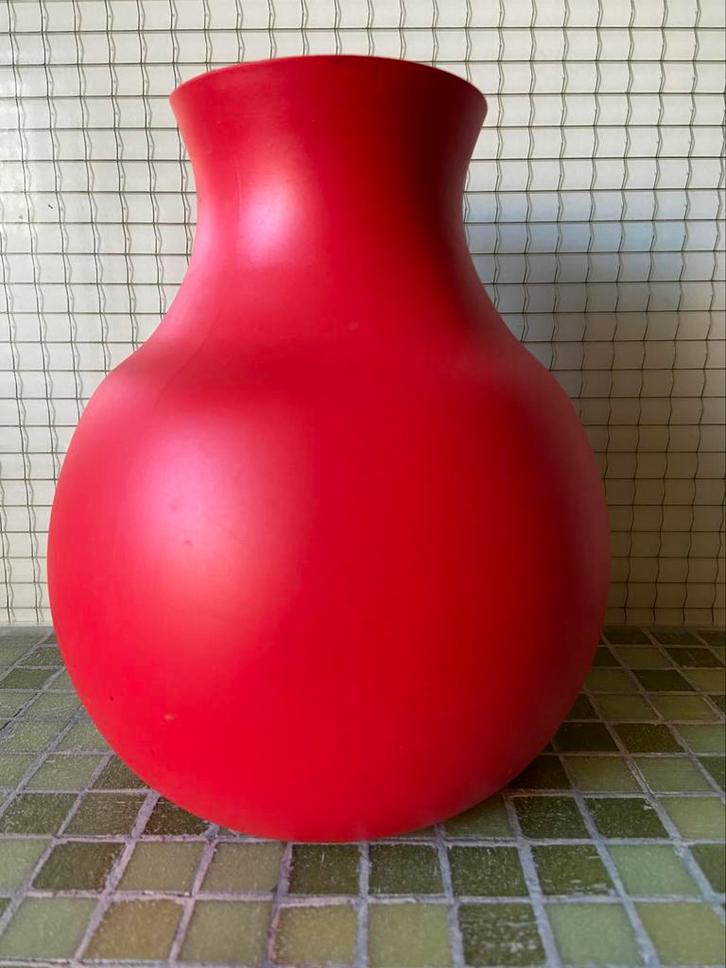 Rode Menu vaas (kneedbaar, onbreekbaar), Huis en Inrichting, Woonaccessoires | Vazen, Zo goed als nieuw, Rood, Minder dan 50 cm
