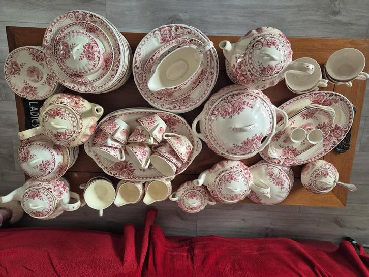Societé Maestricht Peacock servies rozerood compleet uniek!, Antiek en Kunst, Antiek | Servies compleet, Ophalen of Verzenden