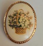 Vintage porseleinen broche met mandje vol bloemen, Ophalen of Verzenden, Zo goed als nieuw, Overige materialen