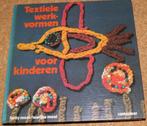Textiele Werkvormen Voor kinderen - Hetty Mooi - 80457/8, Boeken, Ophalen of Verzenden, Gelezen, Breien en Haken, Geschikt voor kinderen