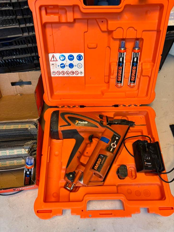 Paslode Impulse IM90Ci tacker – accu, lader, gas & nagels, Doe-het-zelf en Verbouw, Gereedschap | Handgereedschap, Zo goed als nieuw