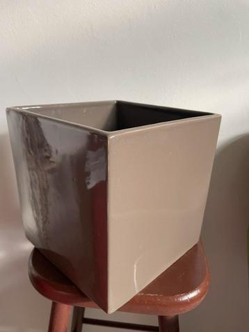 Mooie vierkant bloempot voor kamerplant. beschikbaar voor biedingen