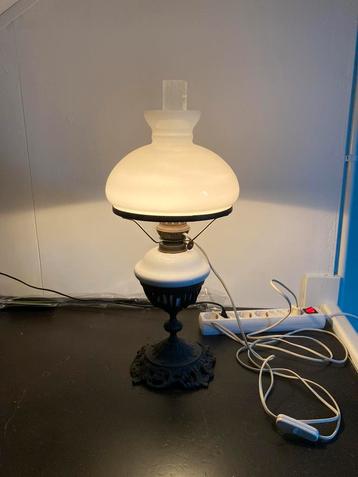 Antieke olielamp ( nú elektrisch) beschikbaar voor biedingen