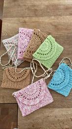 Zelfgehaakt tasjes van raffia 15 cm tot 22 cm, Sieraden, Tassen en Uiterlijk, Tassen | Schoudertassen, Ophalen of Verzenden, Zo goed als nieuw