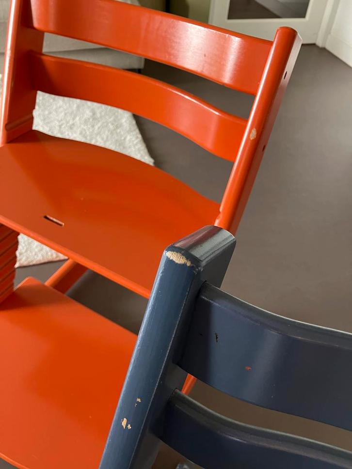 2 Stokke Tripp Trapp Stoelen - Grijs/Blauw & Oranje, Kinderen en Baby's, Kinderstoelen, Gebruikt, Meegroeistoel, Aanschuifbaar