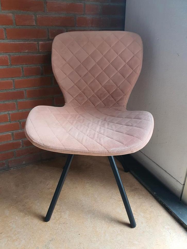 Stijlvolle roze stoel met zwart metalen poten, Huis en Inrichting, Stoelen, Zo goed als nieuw, Eén, Metaal, Stof, Overige kleuren