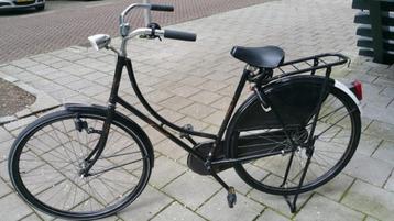 fiets   staat in amsterdam