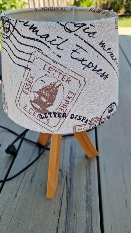 Vintage Tafellamp met Postzegelmotief, Huis en Inrichting, Lampen | Tafellampen, Zo goed als nieuw, Minder dan 50 cm, Hout, Stof