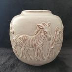 Mobach - vaas met zebras in reliëf - 216, Antiek en Kunst, Antiek | Keramiek en Aardewerk, Ophalen of Verzenden
