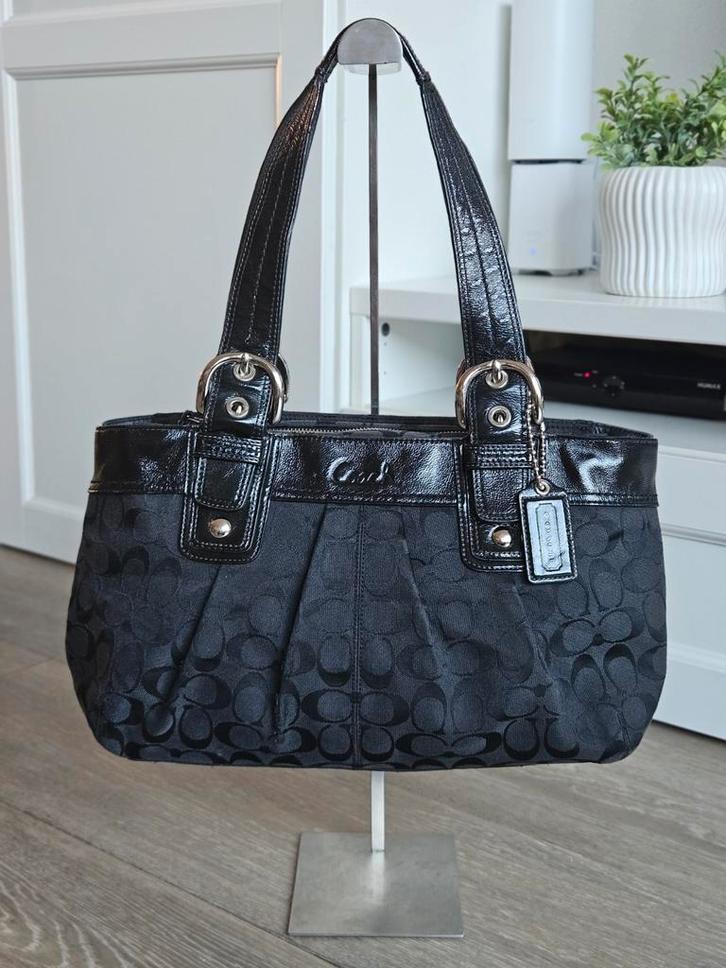 Coach Soho Pleated Signature tas ZGAN, Sieraden, Tassen en Uiterlijk, Tassen | Damestassen, Zo goed als nieuw, Handtas, Zwart