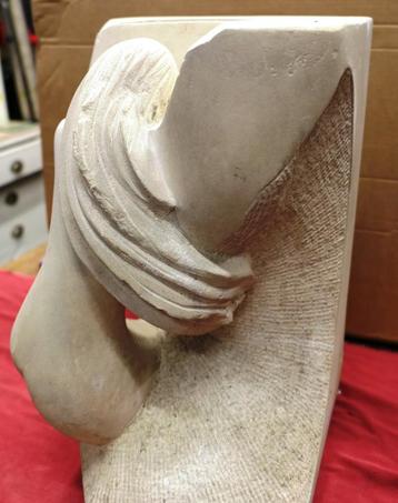 Zandstenen buste van de achterkant van een vrouw. beschikbaar voor biedingen