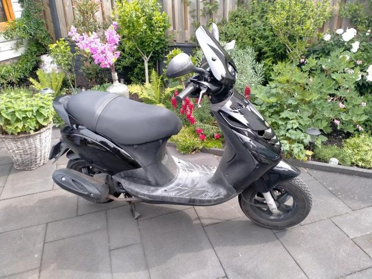 Nette Piaggio ZIP 4 takt 2015, Fietsen en Brommers, Scooters | Piaggio, Zo goed als nieuw, Zip, Maximaal 45 km/u, Benzine, Ophalen