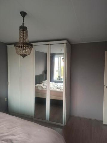 Gratis! Crèmekleurige massief eiken kledingkast met spiegel beschikbaar voor biedingen