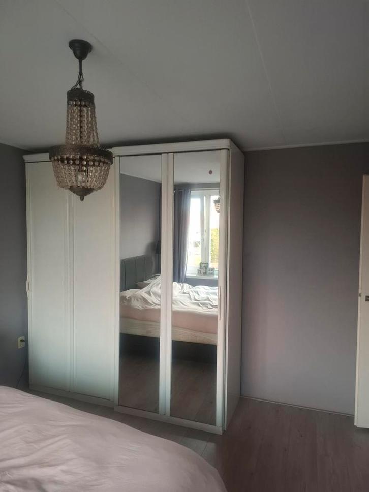 Gratis! Crèmekleurige massief eiken kledingkast met spiegel, Huis en Inrichting, Kasten | Kledingkasten, Gebruikt, 200 cm of meer