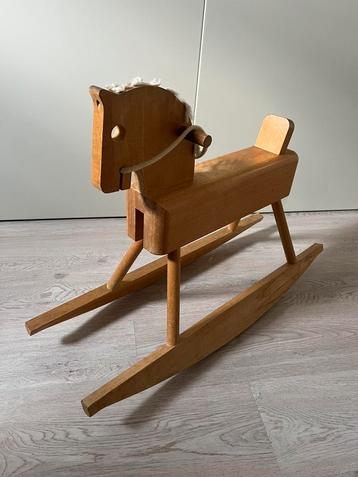 Vintage houten hobbelpaard beschikbaar voor biedingen