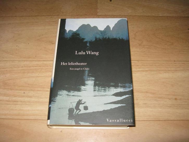 Lulu Wang - Het lelietheater (3753), Boeken, Romans, Gelezen, Ophalen of Verzenden