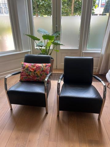 Zwarte leren lounge stoelen beschikbaar voor biedingen