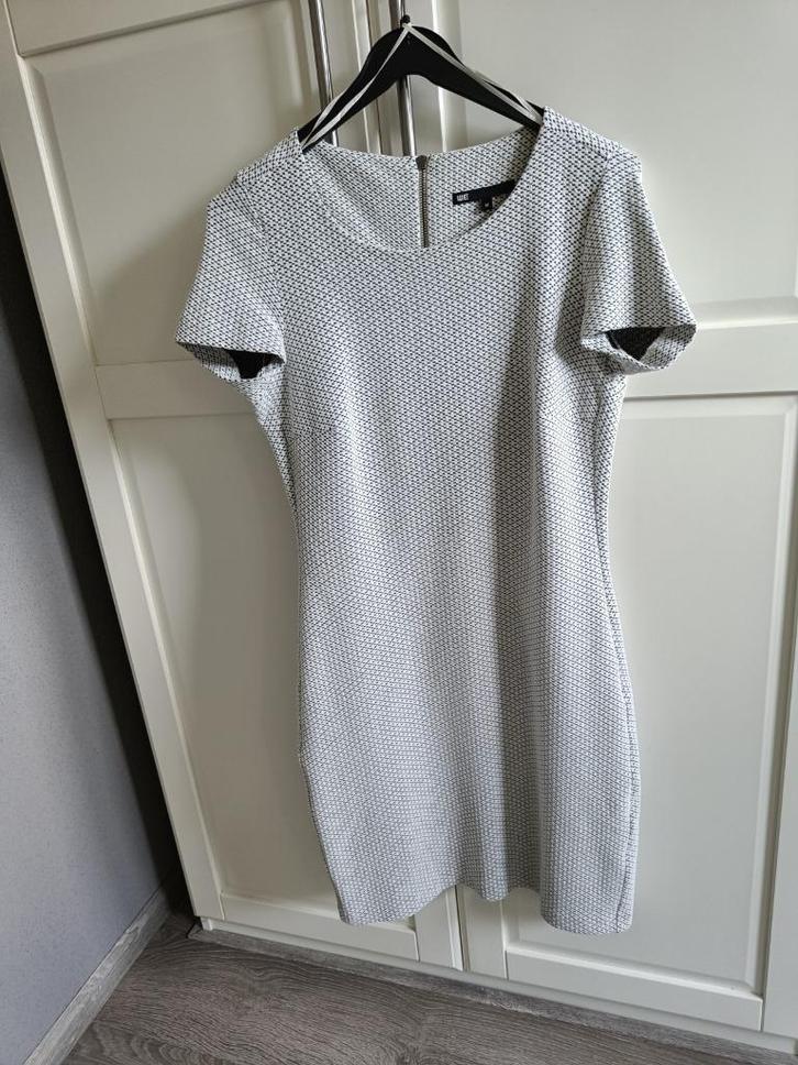 Dames jurk  WE Maat M, Kleding | Dames, Jurken, Zo goed als nieuw, Maat 38/40 (M), Grijs, Knielengte, Ophalen of Verzenden