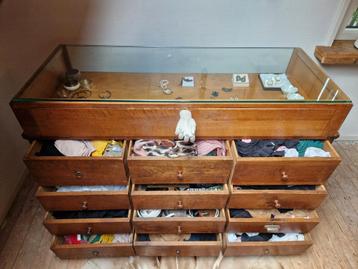 Vintage vitrinekast verrijdbaar beschikbaar voor biedingen