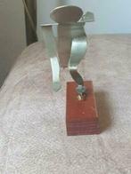 Beeldje schaatser op houten sokkel, Ophalen