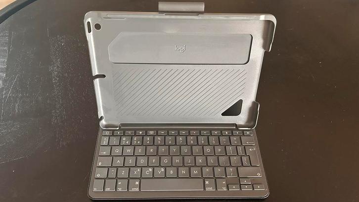 Ipad 5/6 hoes- Logitech Slim Folio met toetsenbord, Computers en Software, Tablet-hoezen, Zo goed als nieuw, 10 inch, Ophalen of Verzenden