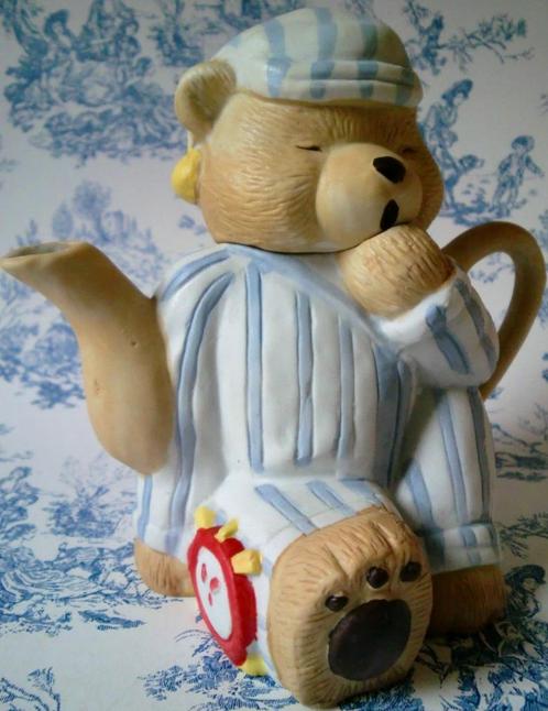 NIEUW theepot mooie BEER in Pyjama, Verzamelen, Beren en Cherished Teddies, Nieuw, Overige typen, Overige merken, Ophalen of Verzenden