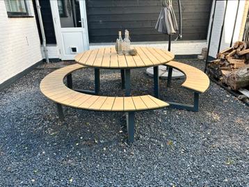 Ronde picknicktafel beschikbaar voor biedingen