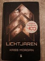 Kass Morgan - Lichtjaren, Boeken, Gelezen, Ophalen of Verzenden, Kass Morgan