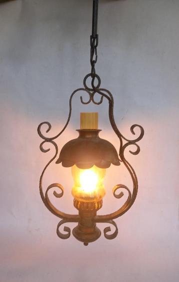 Retro hanglamp met gekleurd licht gefigureerd glas en koper beschikbaar voor biedingen