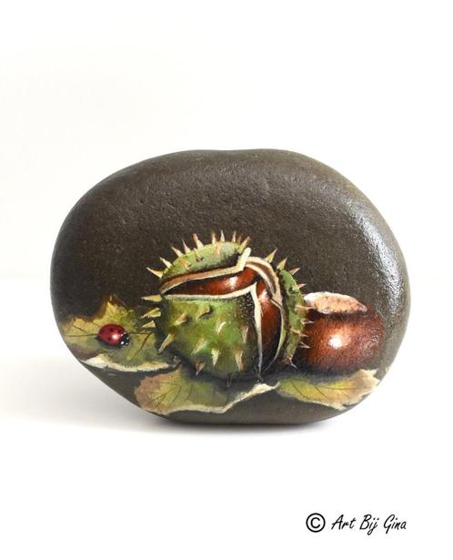 Kastanjes en een lieveheersbeestje geschilderd op steen, Antiek en Kunst, Kunst | Overige Kunst, Ophalen of Verzenden