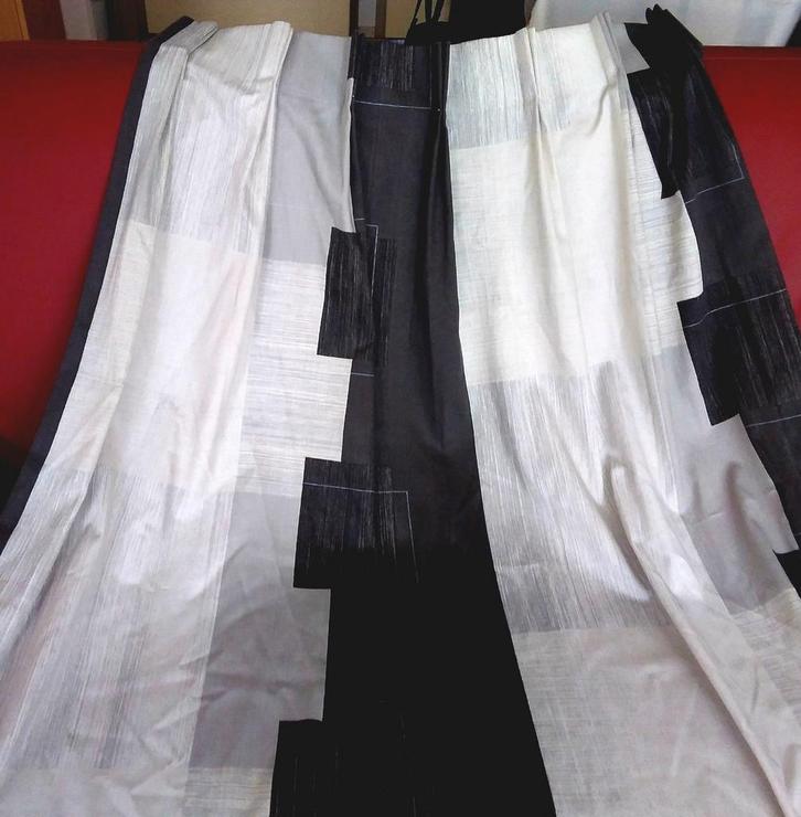 2 Grijze gordijnen van 255 cm hoog en elk 61 cm breed, Huis en Inrichting, Stoffering | Gordijnen en Lamellen, Zo goed als nieuw