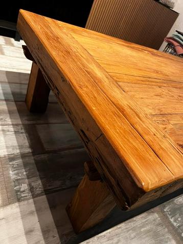 Robuuste teak salontafel beschikbaar voor biedingen