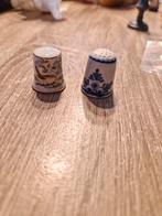 Twee vintage vingerhoeden, Ophalen of Verzenden, Gebruikt, Porselein, Overige typen