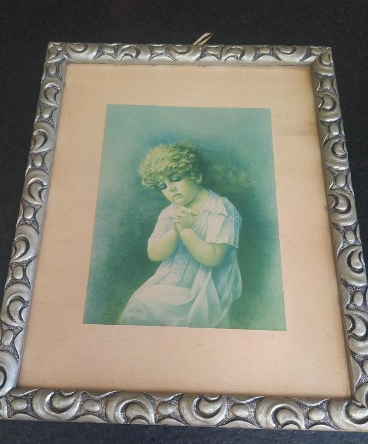 Vintage prent in lijst/biddend meisje, Antiek en Kunst, Curiosa en Brocante, Ophalen of Verzenden