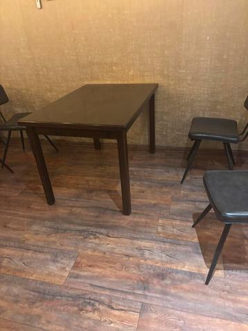 Eettafel voor 4-6 personen beschikbaar voor biedingen