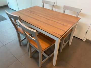 Mooie landelijke en brocante eettafel met 4 stoelen  beschikbaar voor biedingen