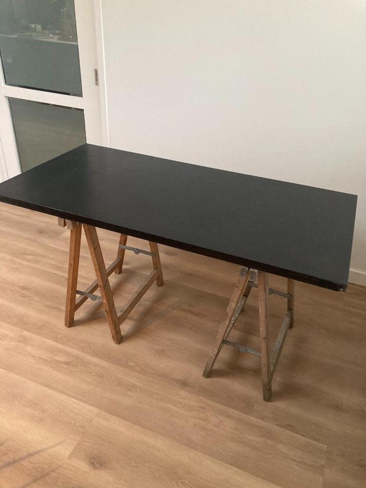 Bureablad IKEA VIKA AMON met houten schragen, Huis en Inrichting, Bureaus, Gebruikt, Ophalen