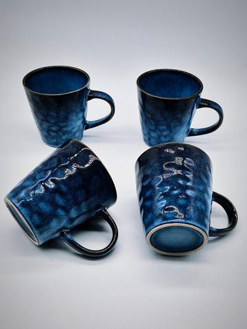 Set van 4 keramische mokken beschikbaar voor biedingen