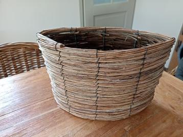 smalle ovale rieten bloempot/mand beschikbaar voor biedingen