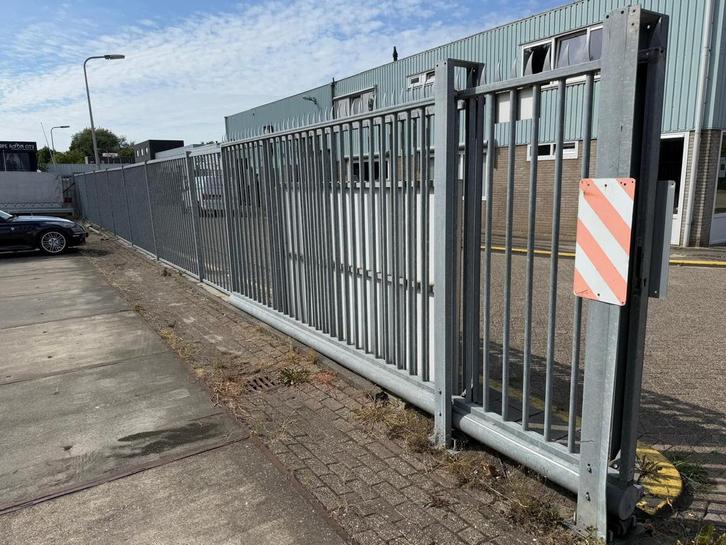 Schuifpoort zelfdragend 4 meter met ca 36 meter hek, Tuin en Terras, Tuinhekken en Hekwerk, Gebruikt, Spijlenhekwerk, IJzer, Ophalen