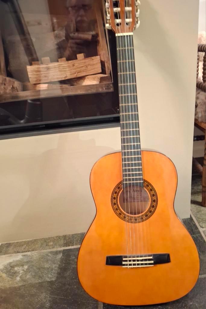 Gave vintage gitaar: Valencia CG 160 met een mooi geluid., Muziek en Instrumenten, Snaarinstrumenten | Gitaren | Akoestisch, Zo goed als nieuw