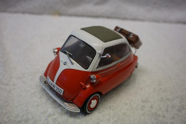 BMW Isetta 250, met bagagerek en koffer / 1:18 Revell, Hobby en Vrije tijd, Modelauto's | 1:18, Gebruikt, Auto, Revell, Ophalen of Verzenden